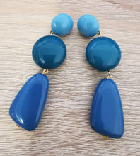 Charger l'image dans la galerie, Boucle oreille Ursula en résine bleue