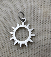 Charger l'image dans la galerie, Charms pendentif RÂ soleil