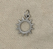 Charger l'image dans la galerie, Charms pendentif RÂ soleil