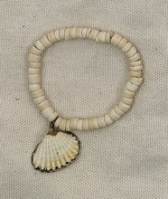 Charger l'image dans la galerie, Bracelet CASITA avec perle en bois et pendentif coquillage