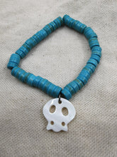 Charger l'image dans la galerie, Bracelet ANUBIS avec perle en turquoise reconstituées et pendentif tête de mort en nacre