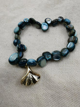 Charger l'image dans la galerie, Bracelet TOKIO avec perle en coquillage et pendentif ginkgo