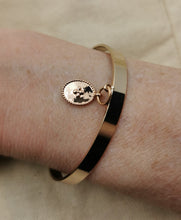 Charger l'image dans la galerie, Bracelet manchette THERESA jonc avec un médaillon avec une croix