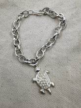Charger l'image dans la galerie, Bracelet CHELONE en maille gourmette avec une tortue
