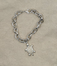 Charger l'image dans la galerie, Bracelet CHELONE en maille gourmette avec une tortue