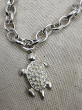Charger l'image dans la galerie, Bracelet CHELONE en maille gourmette avec une tortue