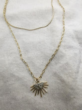 Charger l'image dans la galerie, Collier double rang Joséphine en plaqué or avec pendentif demi soleil