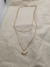 Charger l'image dans la galerie, Collier double rang Joséphine en plaqué or avec pendentif demi soleil