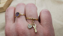 Charger l'image dans la galerie, Bague FLORENCE avec boule doré et breloque clé et coeur