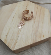 Charger l'image dans la galerie, Bague large LUCIA doré rose et breloque ananas