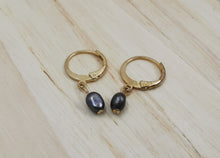 Charger l'image dans la galerie, Boucle oreille CHANTAL mini créole en plaqué or avec perle d'eau douce irrégulière