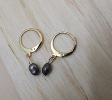 Charger l'image dans la galerie, Boucle oreille CHANTAL mini créole en plaqué or avec perle d'eau douce irrégulière