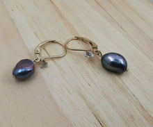 Charger l'image dans la galerie, Boucle oreille DIANE dormeuse avec une perle d'eau douce irrégulière noire