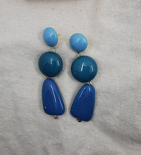 Charger l'image dans la galerie, Boucle oreille Ursula en résine bleue