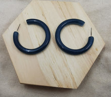 Charger l'image dans la galerie, Boucle oreille SHEILA créole en résine bleu pétrole