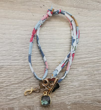 Charger l'image dans la galerie, Bracelet SUMMER en tissu liberty et fermoir en forme de fleur