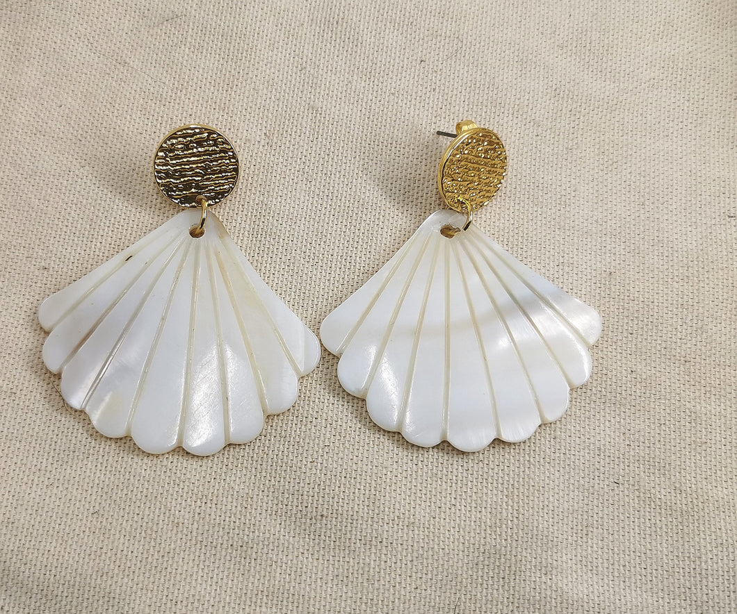 Copie de Boucles oreille GRACE clou doré et éventail en nacre