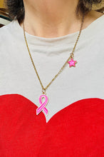 Charger l&#39;image dans la galerie, Collier octobre rose en acier inoxydable doré à l’or fin avec 2 pendentifs étoile et ruban rose vif
