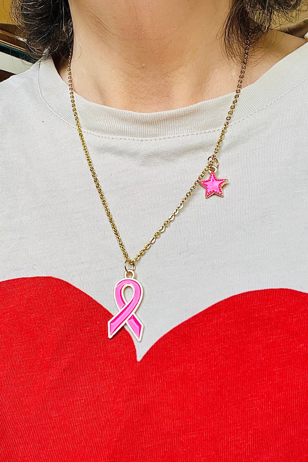 Collier octobre rose en acier inoxydable doré à l’or fin avec 2 pendentifs étoile et ruban rose vif
