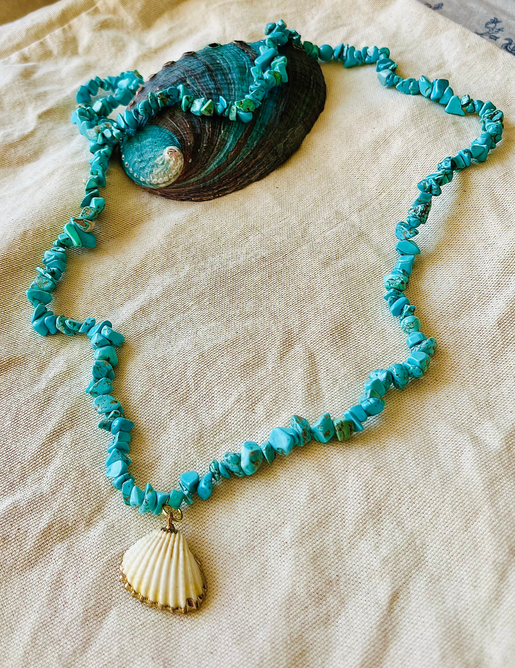 Long collier TAHITI en turquoise avec pendentif coquillage naturel