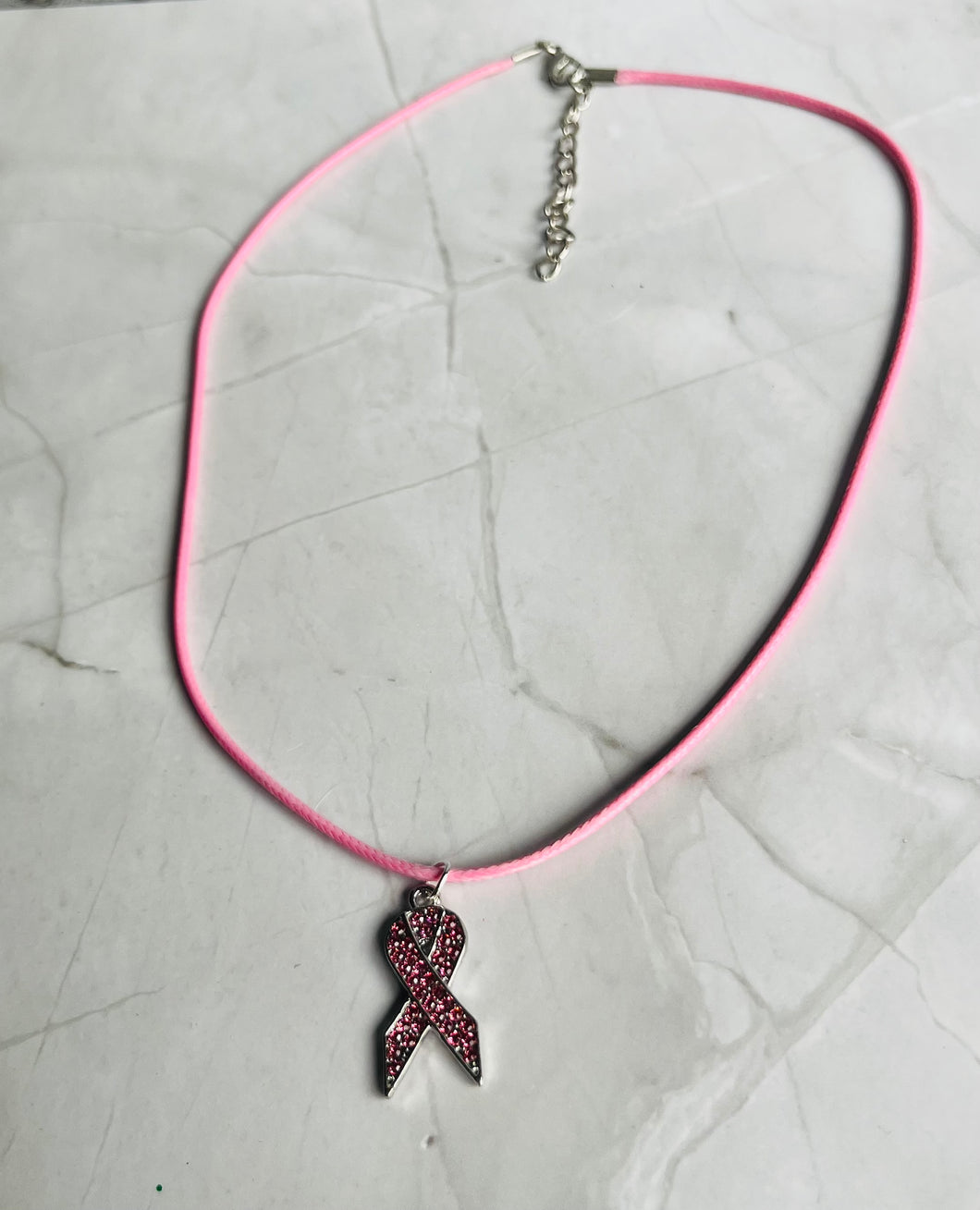 Collier Cordon rose avec pendentif Ruban strass rose