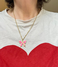Charger l&#39;image dans la galerie, Collier octobre rose en acier inoxydable doré à l’or fin avec pendentif papillon rose et mini ruban
