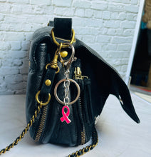 Charger l&#39;image dans la galerie, Porte clé bijou de sac octobre rose en acier inoxydable avec ruban rose
