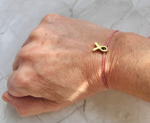 Charger l&#39;image dans la galerie, Bracelet octobre rose en Coton Rose fils d’or Coulissant perle ruban doré
