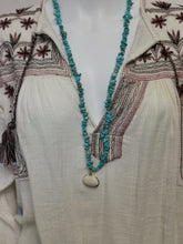 Charger l&#39;image dans la galerie, Long collier TAHITI en turquoise avec pendentif coquillage naturel
