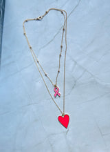 Charger l&#39;image dans la galerie, Collier octobre rose double chaîne en acier inoxydable doré pendentifs cœur et ruban rose
