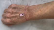 Charger l&#39;image dans la galerie, Bracelet octobre rose en Coton Rose fils d’or Coulissant pendentif acier ruban rose
