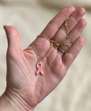 Charger l&#39;image dans la galerie, Collier octobre rose en acier inoxydable doré à l’or fin avec pendentifs ruban rose vif
