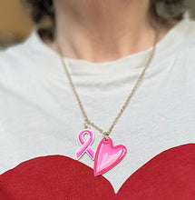 Charger l&#39;image dans la galerie, Collier octobre rose en acier inoxydable doré à l’or fin avec 2 pendentifs cœur et ruban rose vif

