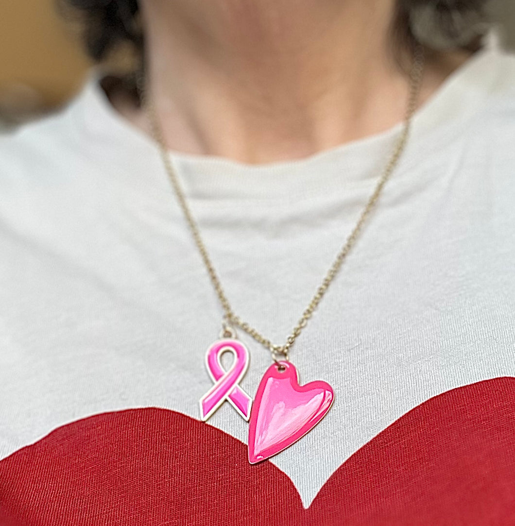 Collier octobre rose en acier inoxydable doré à l’or fin avec 2 pendentifs cœur et ruban rose vif