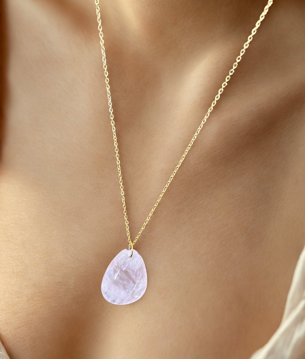 Collier ROSIE avec pierre naturelle en quartz rose et acier inox
