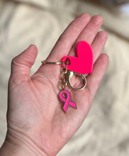 Charger l&#39;image dans la galerie, Porte clé bijou de sac octobre rose en acier inoxydable doré cœur en résine et ruban rose vif
