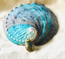 Charger l&#39;image dans la galerie, Charms pendentif ovale MARION en pierre naturelle et plaqué or
