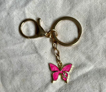 Charger l&#39;image dans la galerie, Porte clé bijou de sac octobre rose en acier inoxydable doré avec pendentif papillon rose et mini ruban

