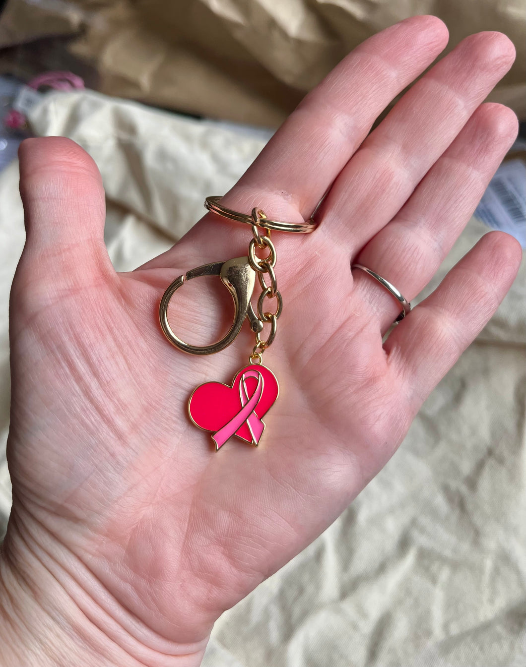 Porte clé bijou de sac octobre rose en acier inoxydable doré à l’or fin cœur avec ruban rose