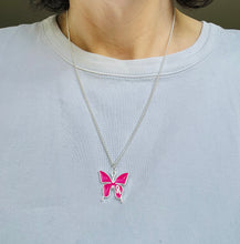 Charger l&#39;image dans la galerie, Collier octobre rose en acier inoxydable avec pendentif papillon rose et mini ruban
