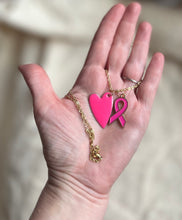 Charger l&#39;image dans la galerie, Collier octobre rose en acier inoxydable doré à l’or fin avec 2 pendentifs cœur et ruban rose vif
