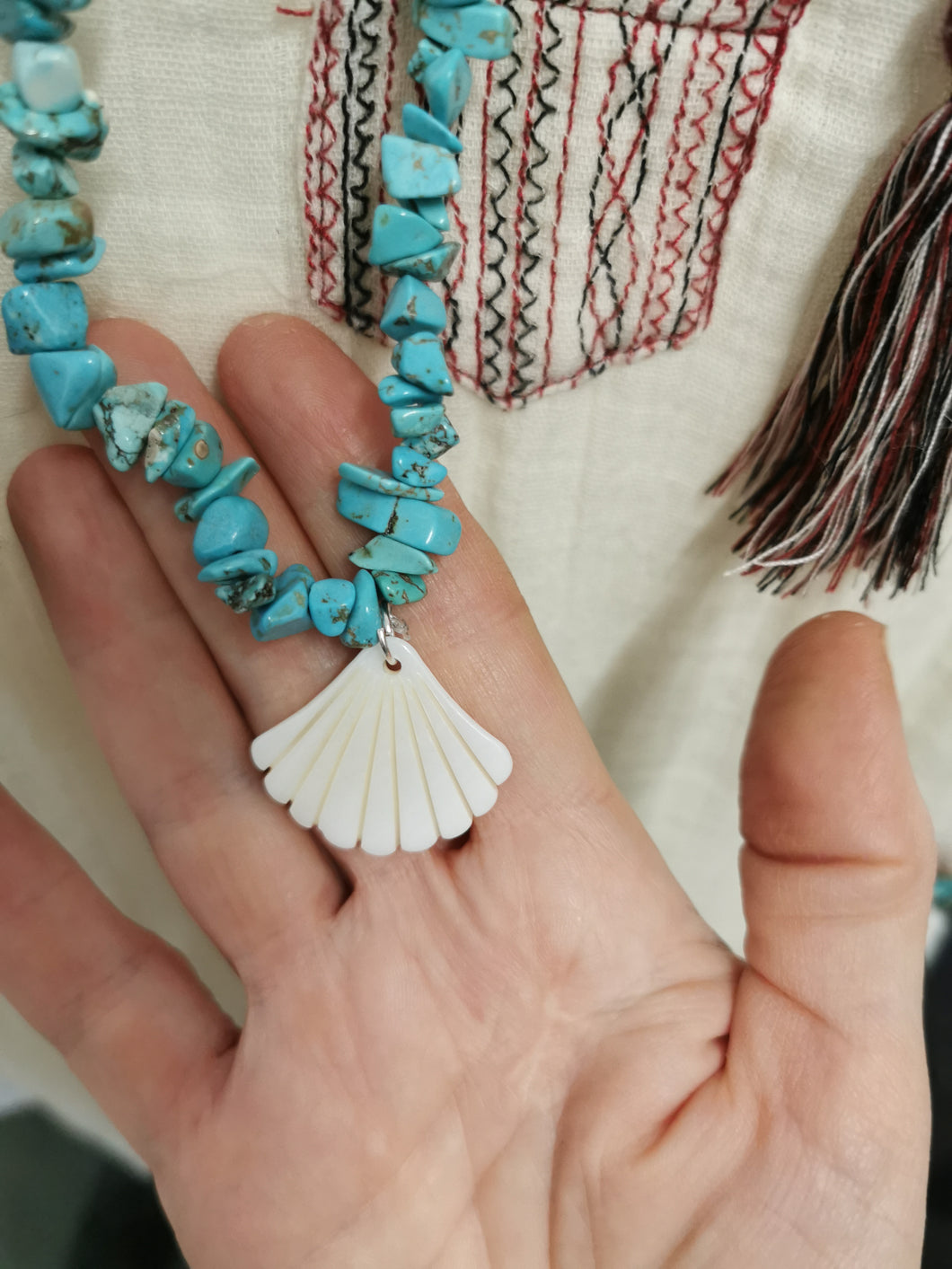Long collier HAWAI en turquoise avec pendentif coquillage naturel