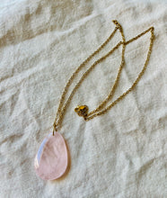 Charger l&#39;image dans la galerie, Collier ROSIE avec pierre naturelle en quartz rose et acier inox
