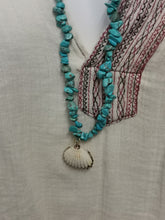 Charger l&#39;image dans la galerie, Long collier TAHITI en turquoise avec pendentif coquillage naturel
