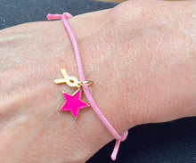 Charger l&#39;image dans la galerie, Bracelet octobre rose en Coton Rose Coulissant charm étoile rose vif et petit ruban doré
