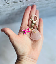 Charger l&#39;image dans la galerie, Porte clé bijou de sac octobre rose en acier inoxydable doré avec cœur quartz rose et ruban rose

