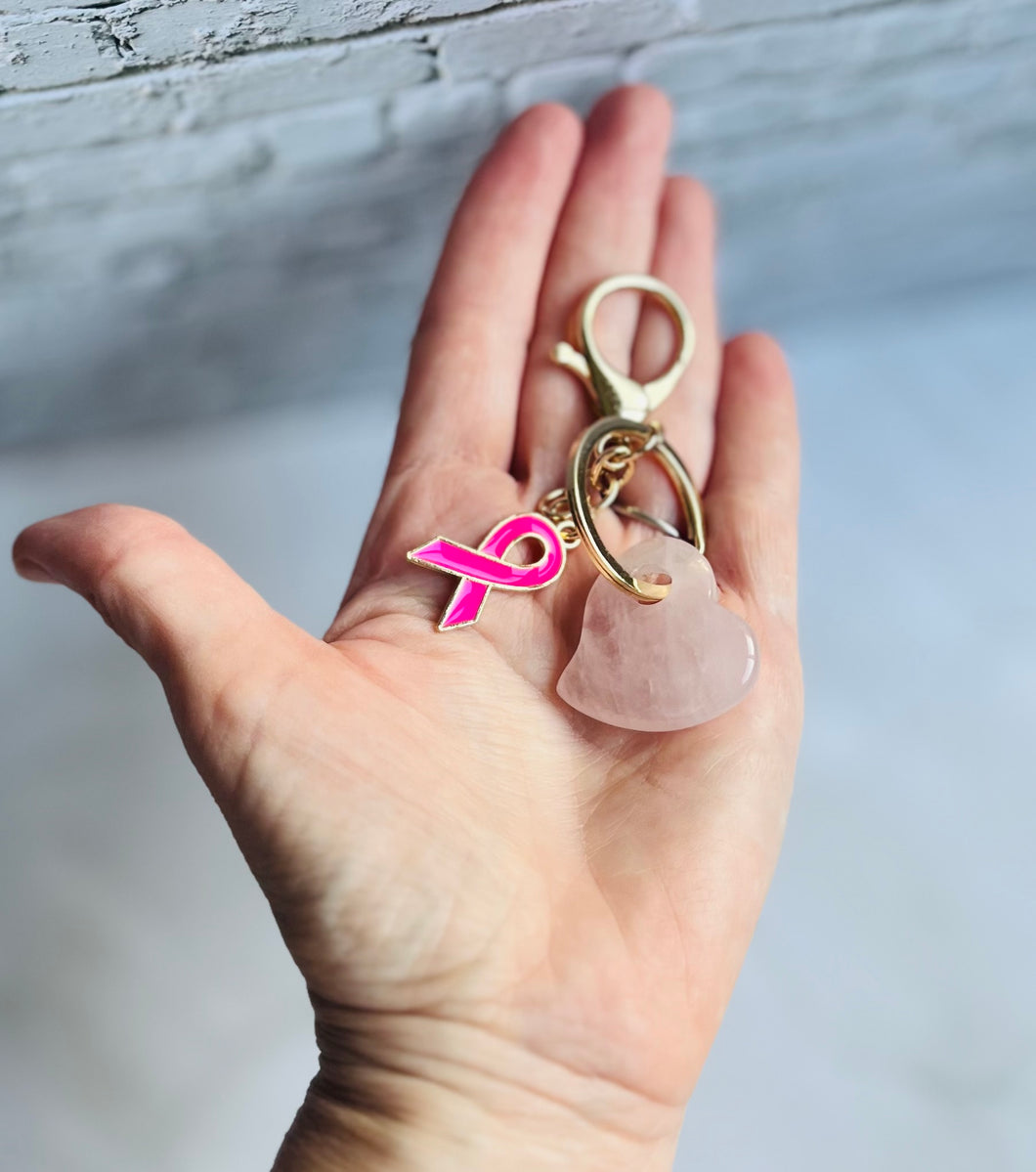 Porte clé bijou de sac octobre rose en acier inoxydable doré avec cœur quartz rose et ruban rose