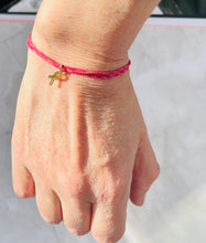 Charger l&#39;image dans la galerie, Bracelet octobre rose en Coton Rose vif fils d’or 3 tours Coulissant petit ruban doré
