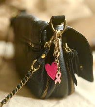 Charger l&#39;image dans la galerie, Porte clé bijou de sac octobre rose en acier inoxydable doré avec cœur rose vif et ruban rose clair
