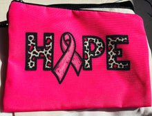 Charger l&#39;image dans la galerie, Pochette cadeau octobre rose parure collier papillon ruban rose, bracelet et porte clé
